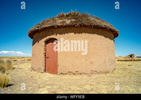 Uru traditionnel rustique Maison en adobes dans l'Altiplano bolivien Banque D'Images