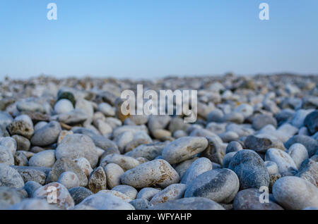 Gros plan des pierres sur la plage de galets de Sur, Oman Banque D'Images