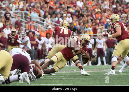 31 août 2019 : Boston College Eagles quarterback Anthony Brown (13) est licencié au cours de la NCAA Division 1 match entre les Virginia Tech Hokies et le Boston College Eagles tenue à Alumni Stadium à Chestnut Hill, Massachusetts Boston College à l'encontre de la Virginia Tech 35-28. Eric Canha/CSM Banque D'Images