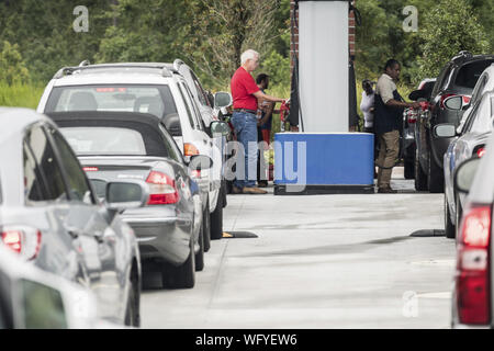 USA. Août 31, 2019. Ligne de voitures jusqu'à une station de remplissage en prévision de l'Ouragan Dorian le Samedi, 31 août, 2019 à Mount Pleasant, Caroline du Sud. La tempête de catégorie 4 est prévue sur les Bahamas, puis se déplacent vers le nord le long de la côte est. Credit : UPI/Alamy Live News Banque D'Images