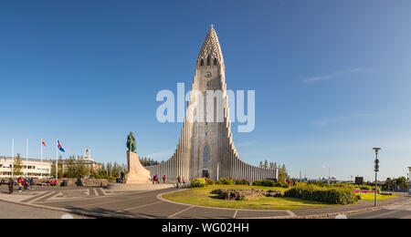 Reykjavik, Islande - Août 08, 2019 : la cathédrale Hallgrimskirkja à Reykjavik avec des photos de touristes autour, de l'Islande. Banque D'Images