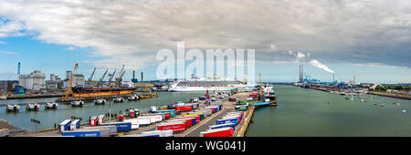 Dublin, Irlande - 29 juillet 2019 - Vue panoramique sur le port et le terminal de croisière de Dublin en Irlande. Banque D'Images