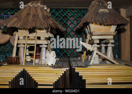 25 août 2019 PHILIPPINES IFUGAO BANAUE- : sculptures sur bois des petites maisons traditionnelles de l'Ifugao sur l'affichage pour la vente. Banque D'Images