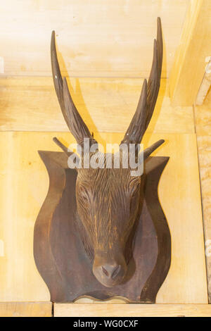 La sculpture sur bois d'un Cerf tête montée sur le mur Banque D'Images