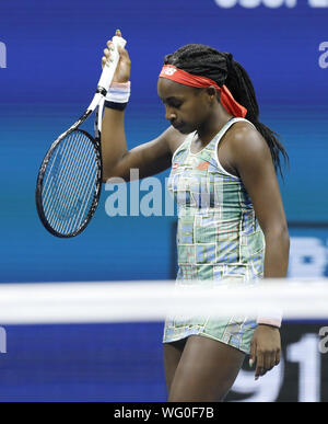 New York, USA. Août 31, 2019. Coco Gauff réagit après avoir perdu un match dans le 2ème set contre Naomi Osaka du Japon au troisième tour de l'Arthur Ashe Stadium à l'US Open 2019 Tennis Championships à l'USTA Billie Jean King National Tennis Center le Samedi, 31 août, 2019 à New York. Osaka Gauff battu en 5 sets à l'avance pour le 4ème tour. Credit : UPI/Alamy Live News Banque D'Images