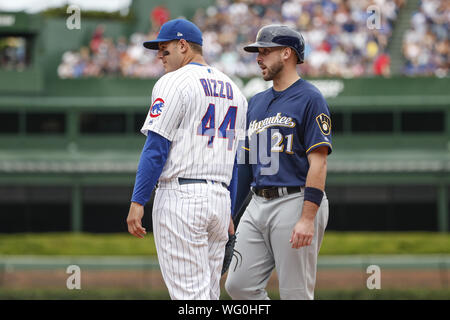 Chicago, USA. Août 31, 2019. Le joueur de premier but des Cubs de Chicago Anthony Rizzo (44) parle avec le joueur des Milwaukee Brewers Travis Shaw (21) en sixième manche à Wrigley Field, le samedi, 31 août, 2019 à Chicago. Credit : UPI/Alamy Live News Banque D'Images