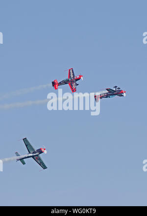 Trois des pales, l'équipe de démonstration aérienne effectuer cette étonnante stunt pour les foules au salon international de l'Eastbourne en août 2018. Banque D'Images