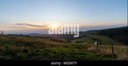 Bad Krozingen, Allemagne. Août 31, 2019. Le soleil se couche sur le Schauinsland en face du massif des Vosges. Crédit : Patrick Seeger/dpa/Alamy Live News Banque D'Images