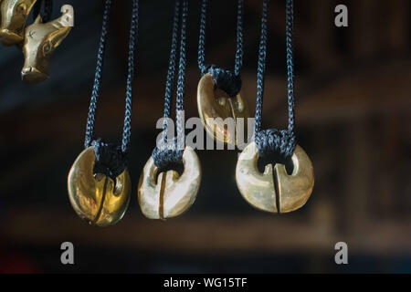 25 AOÛT 2019 BANAUE-IFUGAO, PHILIPPINES : pendentif or exposés à la vente. C'est un collier de la fertilité. Couramment utilisé par les Ifugao qui est devenu Banque D'Images