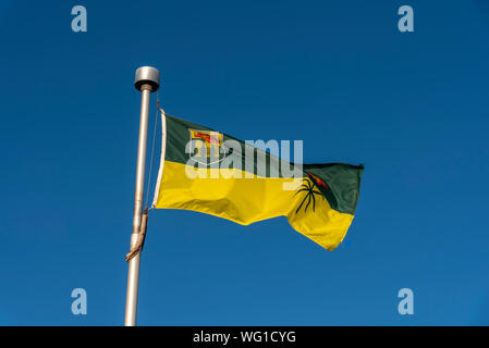 Drapeau de la Saskatchewan contre le ciel bleu. Banque D'Images