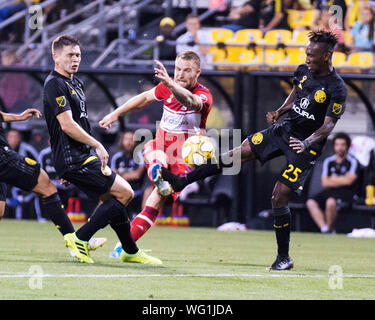 Columbus, Ohio, USA. 31 août, 2019. Columbus Crew SC defender Harrison Afful (25) blocs d'incendie de Chicago (du milieu Aleksandar Katai 10) tir au but dans leur match à Mapfre Stadium. Credit : Brent Clark/Alamy Live News Banque D'Images