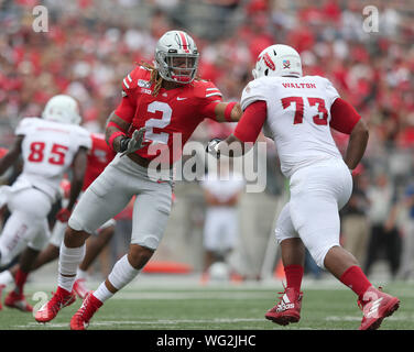 L'Ohio, aux États-Unis. Août 31, 2019. Les États de l'Ohio Chase Young (2)est bloqué par la Florida Atlantic's Brandon Walton Samedi, 31 août 2019 à Columbus, Ohio. Credit : UPI/Alamy Live News Banque D'Images