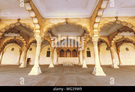 Fort d'agra l'architecture médiévale du Diwan i Aam connu sous le nom de hall public utilisé par l'empereur moghol pour rencontrer les gens du commun Banque D'Images