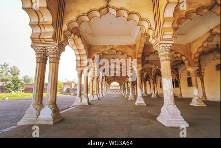 Fort d'agra l'architecture médiévale du Diwan i Aam connu sous le nom de hall public utilisé par l'empereur moghol pour rencontrer les gens du commun Banque D'Images