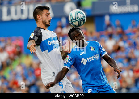 Getafe, Espagne. Août 31, 2019. Dakoman Djene de Getafe CF et Jose Luis Mato 'Joselu' de Deportivo Alaves en action au cours de la correspondance entre la Liga Getafe CF et Deportivo Alaves au Colisée Alfonso Perez.(score final : Getafe 1-1 Deportivo Alaves) Credit : SOPA/Alamy Images Limited Live News Banque D'Images