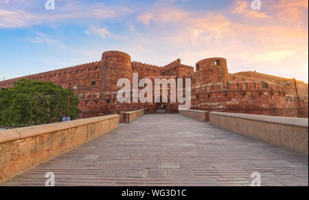 Fort d'agra - historique fort de grès rouge de l'Inde médiévale au lever du soleil. Fort d'Agra est un site classé au patrimoine mondial dans la ville d'Agra, Inde. Banque D'Images