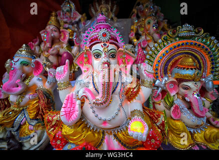 Kolkata, Inde. Août 31, 2019. Ganesha idoles vu être conservés pour la vente de l'artiste à Kumortuli moyeu avant le festival de Ganesh Chaturthi Ganesh Chaturthi à Calcutta.festival est le festival annuel de l'culte hindous et on croit que le Seigneur Ganesha est le dieu du renouveau et de la suppression des obstacles ainsi que le dieu de la sagesse, de l'intelligence, la fortune et la prospérité. Credit : SOPA/Alamy Images Limited Live News Banque D'Images