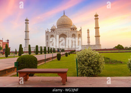 Taj Mahal Agra avec moody lever du soleil Ciel. Site du patrimoine mondial de l'UNESCO à Agra Inde Banque D'Images