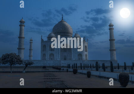 Taj Mahal Agra sur une nuit de pleine lune. Taj Mahal est un site classé au patrimoine mondial et un chef-d'architecture moghole Banque D'Images