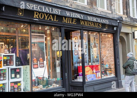 Royal Mile Whiskies store whisky marchand dans le centre-ville d'Édimbourg, Écosse, Royaume-Uni Banque D'Images