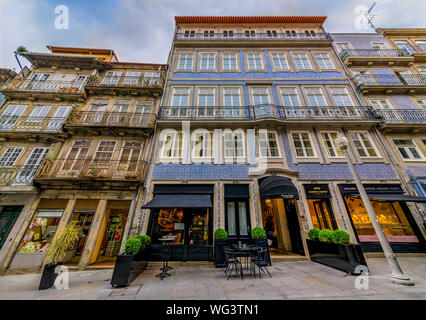 Porto, Portugal - 29 mai 2018 : façades de maisons traditionnelles décorées avec des tuiles azulejo portugais dans les rues Banque D'Images