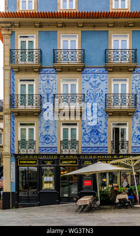 Porto, Portugal - 29 mai 2018 : façades de maisons traditionnelles décorées avec des tuiles azulejo portugais dans les rues Banque D'Images