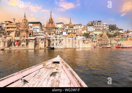 L'architecture historique de la ville de Varanasi au coucher du soleil avec vue sur le Gange ghats à l'Uttar Pradesh, Inde Banque D'Images