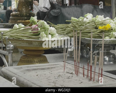 Des fleurs de lotus et de l'encens au temple du Bouddha Émeraude à Bangkok Banque D'Images