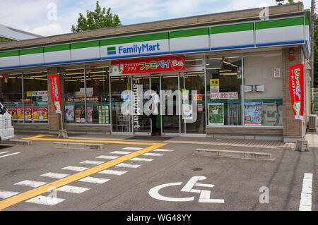 Family Mart dépanneur à Osaka, Japon. FamilyMart est l'une des plus grande commodité shop chaîne de franchise au Japon. Banque D'Images