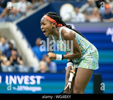 New York, NY - 31 août 2019 : Cori Coco Gauff (USA) réagit lors de la ronde 3 de l'US Open Championship contre Naomi Osaka (Japon) à Billie Jean King National Tennis Center Banque D'Images