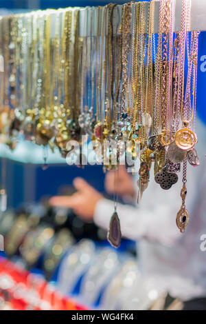 Magasin de bijoux dans le Grand Bazar. Bijoux en or dans l'Oriental Bazaar. photo verticale. Banque D'Images