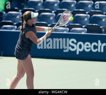 New York, NY - 31 août 2019 : Jelena Ostapenko (Lettonie) en action lors de la ronde 3 de l'US Open Championship contre Kristie Ahn (USA) à Billie Jean King National Tennis Center Banque D'Images