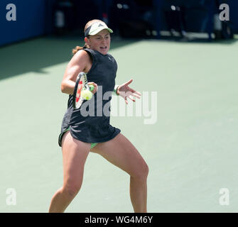 New York, NY - 31 août 2019 : Jelena Ostapenko (Lettonie) en action lors de la ronde 3 de l'US Open Championship contre Kristie Ahn (USA) à Billie Jean King National Tennis Center Banque D'Images