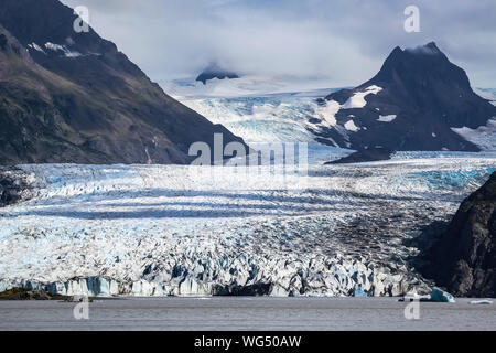 Vue sur Grewingk Glacier et lac, ciel bleu et nuages blancs, péninsule de Kenai, Alaska Banque D'Images