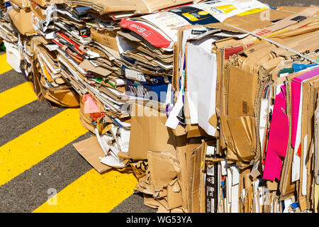 Empilées en carton prêt pour le recyclage. Banque D'Images