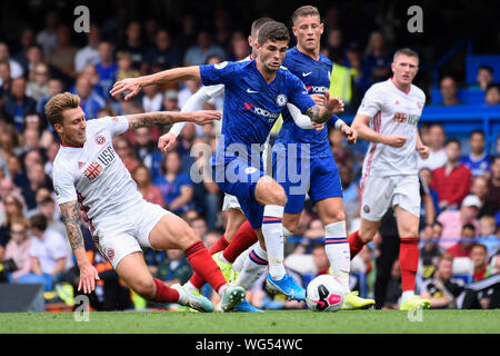 Londres, Royaume-Uni. Août 31, 2019. Christian Pulisic (C) de Chelsea rivalise avec Luke Freeman (1re L) de Sheffield United au cours de l'English Premier League match entre Chelsea et Sheffield United à Stamford Bridge à Londres, Angleterre le 31 août 2019. Source : Xinhua/Alamy Live News Banque D'Images
