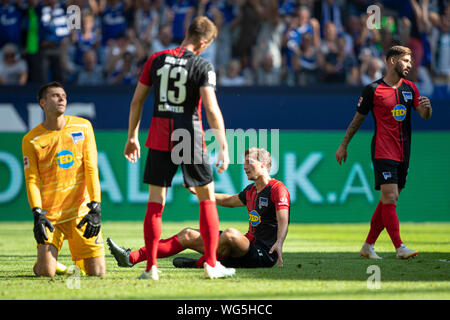 Gelsenkirchen, Allemagne 31.Août 2019 : 1. BL - 19/20 - FC Schalke 04 vs Hertha BSC Berlin La défense de Hertha BSC avec propre scorer Niklas Stark (Hertha BSC Berlin) (2e à partir de la droite). insatisfaits ou déçus/déçu/frustratedriert/déprimé, le geste/geste/gesticulait/expression du visage/strong expression du visage/émotion. // DFL règlement interdit toute utilisation des photographies comme des séquences d'images et/ou quasi-vidéo. // Dans le monde d'utilisation | Banque D'Images