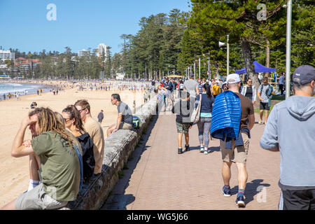 Manly Beach Sydney aux personnes bénéficiant d'un jour d'été sur la promenade à côté de la plage de Sydney, Australie Banque D'Images