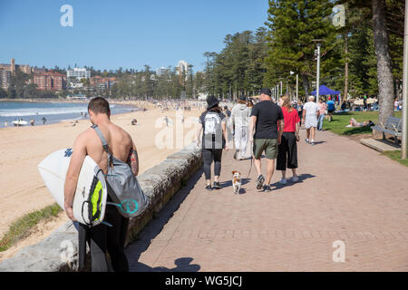 Manly Beach Sydney aux personnes bénéficiant d'un jour d'été sur la promenade à côté de la plage de Sydney, Australie Banque D'Images