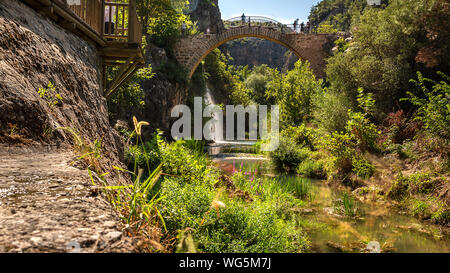 Clandras Le pont a été construit sur le ruisseau Banaz environ il y a 2500 ans Banque D'Images