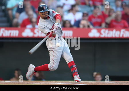 Anaheim, États-Unis. Août 31, 2019. 31 août 2019 : Boston rouge Sox droit fielder Mookie Betts (50) des célibataires pour ouvrir le match entre les Red Sox de Boston et Los Angeles Angels of Anaheim au Angel Stadium à Anaheim, CA, (photo de Peter Renner and Co, Cal Sport Media) Credit : Cal Sport Media/Alamy Live News Banque D'Images