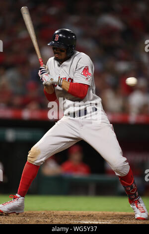 Anaheim, États-Unis. Août 31, 2019. 31 août 2019 : Boston rouge Sox droit fielder Mookie Betts (50) est touché par un lancer au cours du match entre les Red Sox de Boston et Los Angeles Angels of Anaheim au Angel Stadium à Anaheim, CA, (photo de Peter Renner and Co, Cal Sport Media) Credit : Cal Sport Media/Alamy Live News Banque D'Images