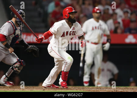 Anaheim, États-Unis. Août 31, 2019. 31 août 2019 : le voltigeur des Angels de Los Angeles Brian Goodwin (18) frappe en deux points à la huitième manche pendant le match entre les Red Sox de Boston et Los Angeles Angels of Anaheim au Angel Stadium à Anaheim, CA, (photo de Peter Renner and Co, Cal Sport Media) Credit : Cal Sport Media/Alamy Live News Banque D'Images