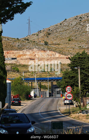Ivantia, une ville de Bosnie-Herzégovine, juste en face de la frontière de la Croatie, est maintenant la récupération de graves destructions causées pendant la guerre des Balkans Banque D'Images