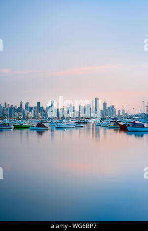 Lever du soleil sur les toits de Melbourne de Williamstown Banque D'Images