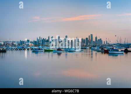 Lever du soleil sur les toits de Melbourne de Williamstown Banque D'Images