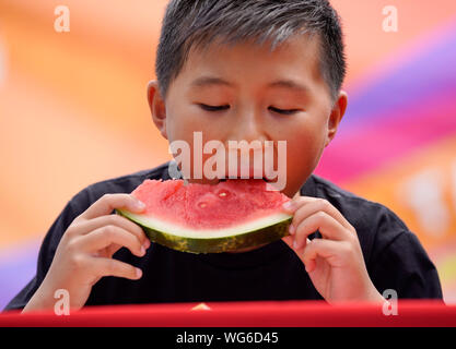 San Francisco, USA. Août 31, 2019. Un garçon participe à un concours de manger de la pastèque à Cupertino, Californie, États-Unis, le 31 août 2019. Source : Xinhua/Alamy Live News Banque D'Images