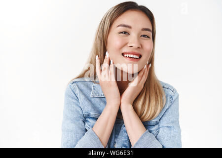 Beauté, bien-être, soin de la diversité, concept. Jeune asiatique d'offres attrayantes cheerful blonde prendre soin peau visage heureux sentir toucher doux doux Banque D'Images