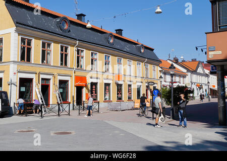 Nykoping, Suède - août 28, 2019 : Avis de la Vastra Storgatan rue piétonne à l'intersextion avec le Fruangsgatan street. Banque D'Images