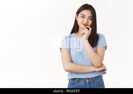 Creative rêve cheerful young asian girl dark hair smiling ravi touch look lèvre d'imagerie jusqu'réfléchie la nourriture bonne pensée réflexion curieuse idée Banque D'Images